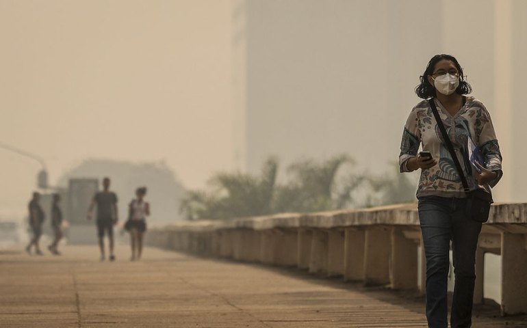 Brasília e outras capitais ficam encobertas por fumaça de queimadas