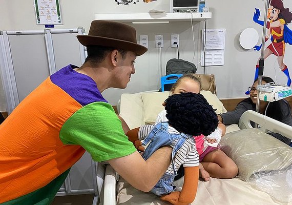 Contação de histórias leva esperança a crianças em tratamento contra o câncer