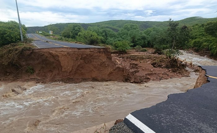 Trecho da rodovia AL-225, entre Piranhas (AL) e Canindé de São Francisco (SE), desabou