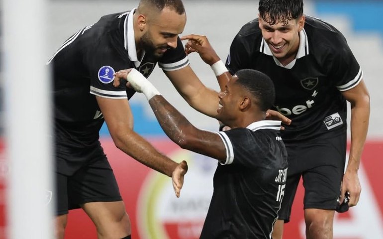 Danilo marca nos acréscimos, Botafogo derrota o Racing e vence a 1ª com novo treinador