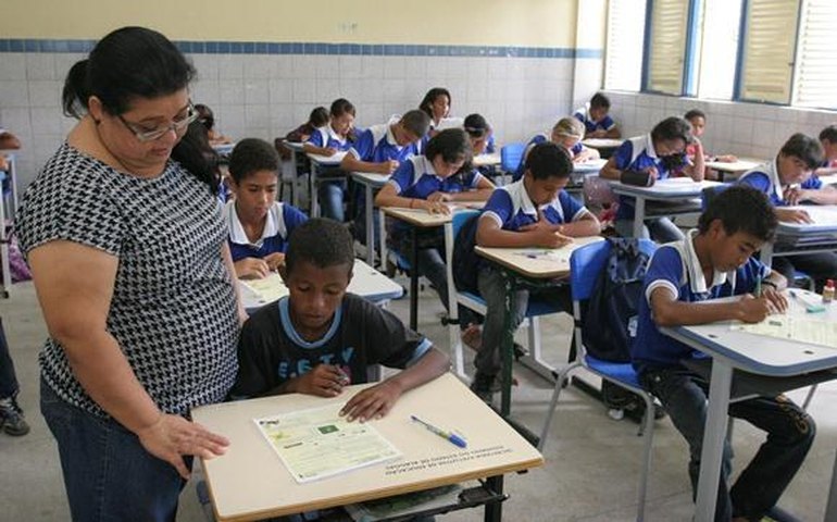 Duzentos e oitenta escolas da rede estadual entram em recesso na Copa