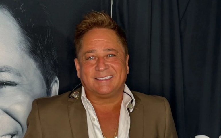 Leonardo é levado ao hospital após escorregar em barco de pesca