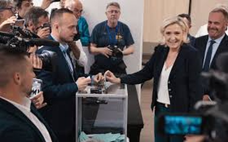 Eleições na França: desistência de mais de 200 candidatos impulsiona disputas diretas com a extrema direita no 2º turno