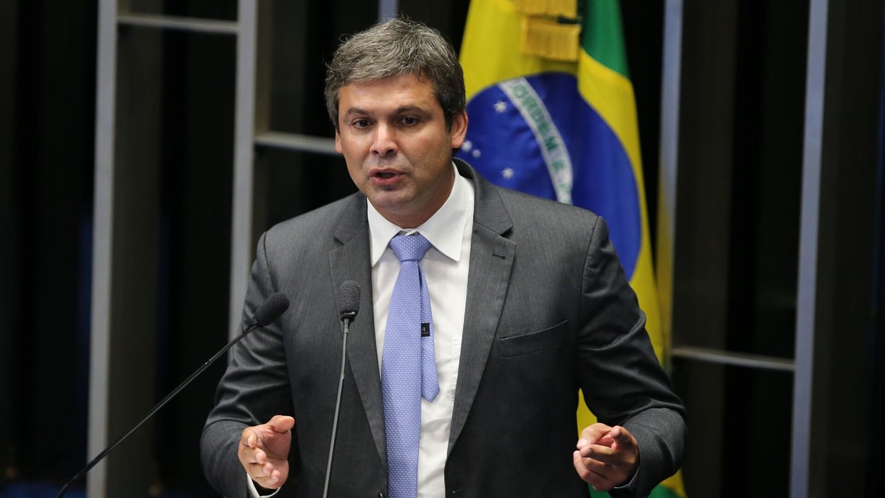 'Não negociamos a nossa soberania', diz líder do PT sobre prisão domiciliar de Bolsonaro e pressão de tarifas
