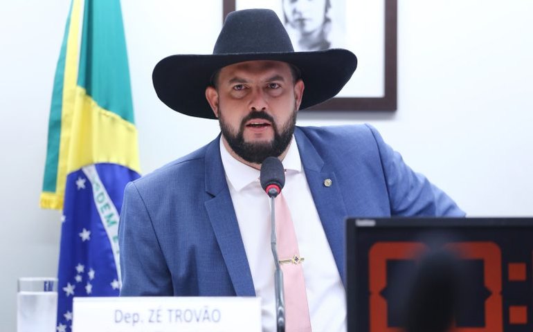 Projeto cria linha de crédito para caminhoneiro autônomo pagar IPVA e seguros