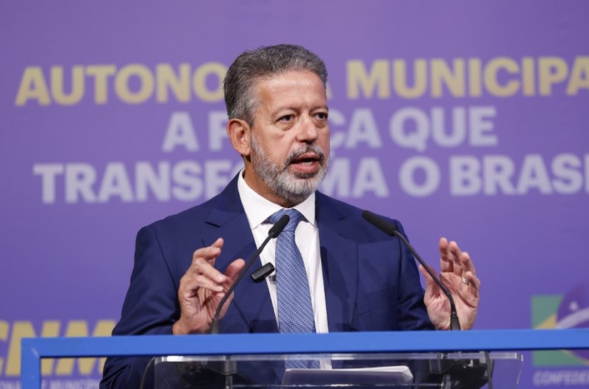 Relator da proposta de ampliação da isenção do Imposto de Renda, Lira atualiza gestores sobre a matéria