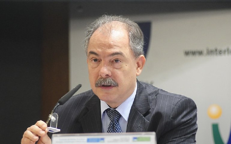 Mercadante quer parceria com iniciativa privada na indústria da defesa