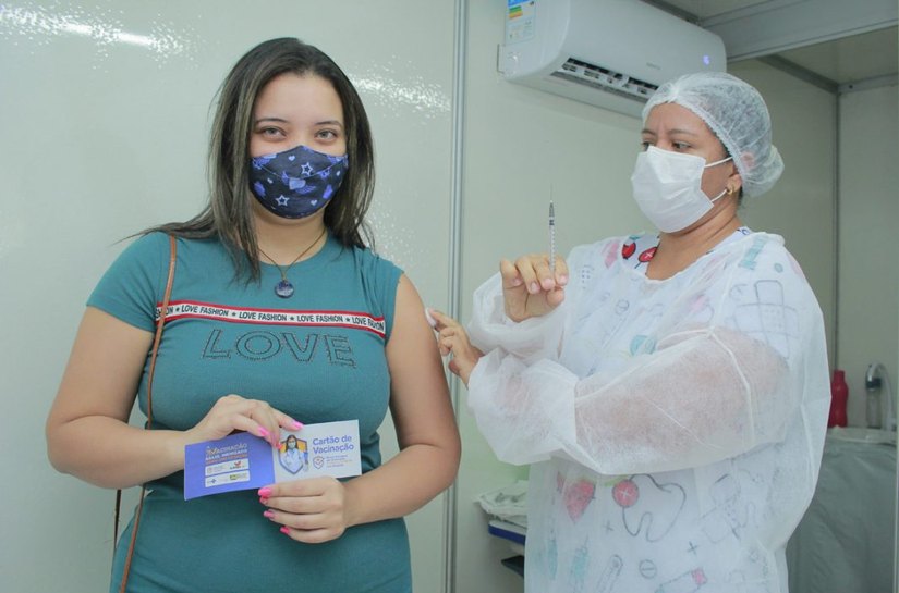 Secretaria de Saúde de Penedo vacina jovens a partir de 22 anos contra Covid-19