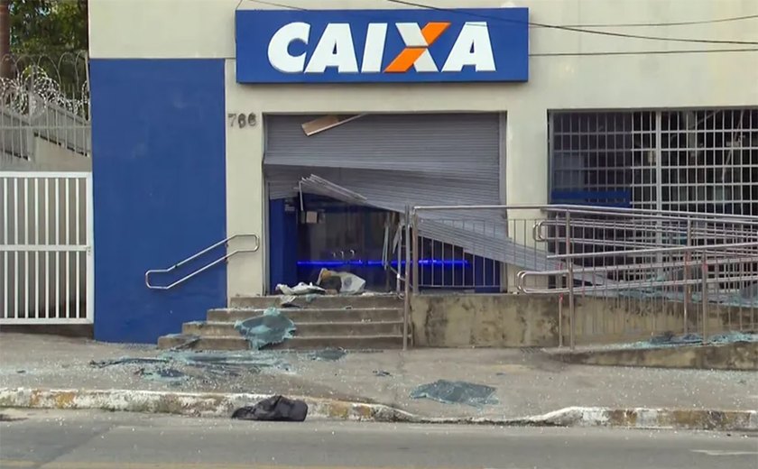 Rio: bandidos roubam armas de policiais e explodem caixas eletrônicos