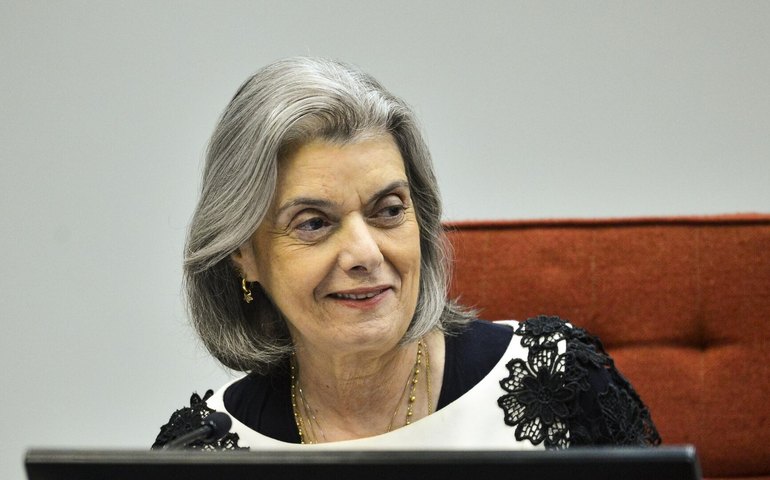 Cármen Lúcia diz que democracia e democratas devem estar sempre vigilantes na posse de Fachin no STF