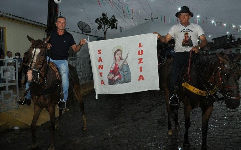 Povoado Tapera em Anadia abre os festejos da padroeira Santa Luzia com tradicional festa dos bandos
