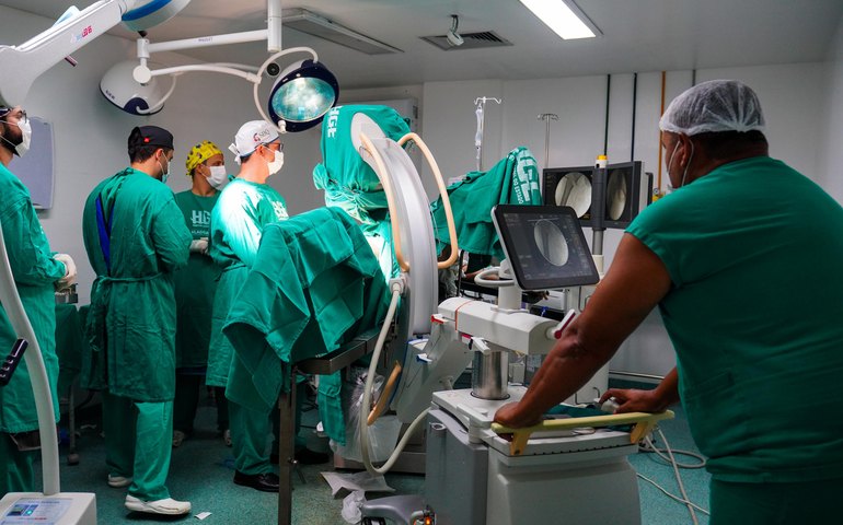 No HGE, vítima de tragédia na Serra da Barriga passa por complexa cirurgia no fêmur