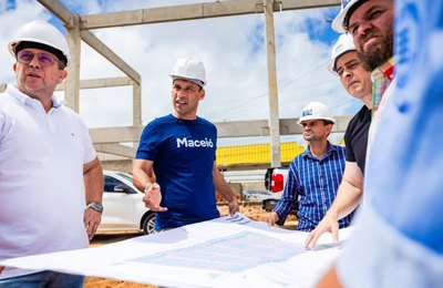 “Mais uma grande obra saindo do papel”, diz prefeito Rodrigo Cunha durante vistoria ao Mercado do Jacintinho