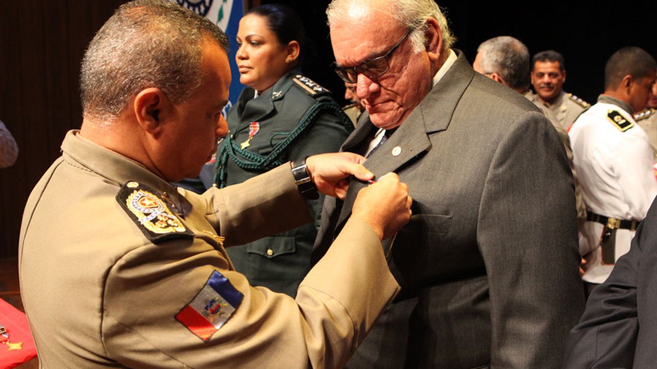 Presidente do TJ é homenageado pela Polícia Militar