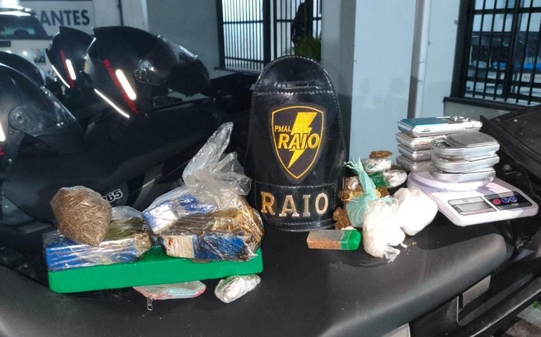 PM prende suspeito com dois quilos de drogas e oito balanças de precisão