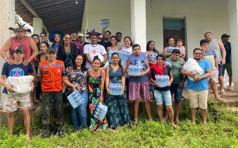 Prefeitura de Traipu leva cestas básicas, água e colchões para comunidade indígena Aconã