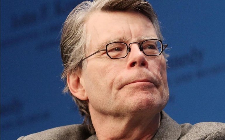 'Parem de eleger defensores da morte', diz Stephen King, que vive na área em que atirador matou pelo menos 22 pessoas