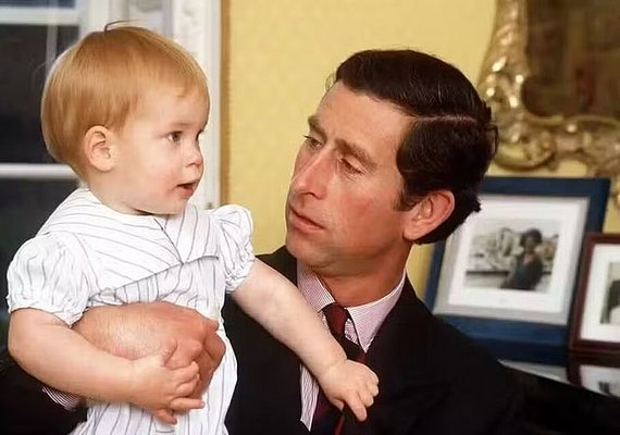 Por que Rei Charles é instruído a não atender aos telefonemas de Harry