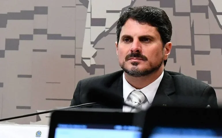 Senador Marcos do Val desembarca dos EUA e vai usar tornozeleira eletrônica por ordem de Moraes