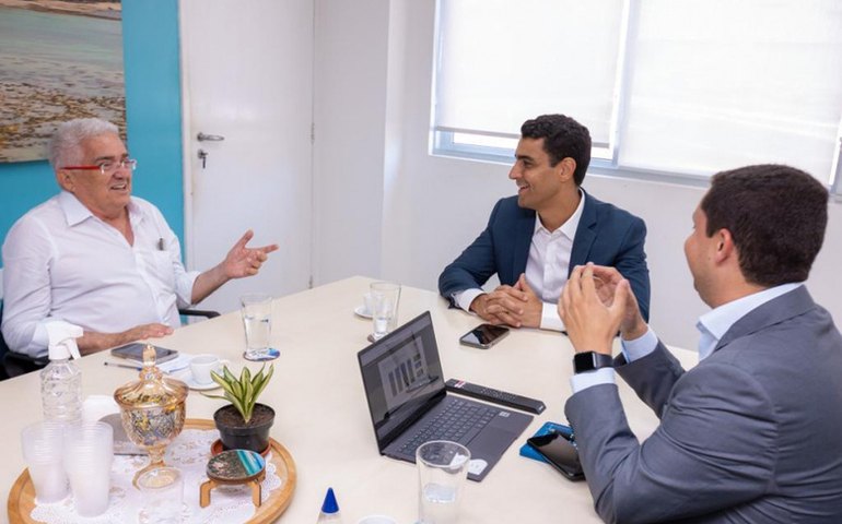 Prefeito JHC apresenta investimentos públicos ao economista Raul Velloso