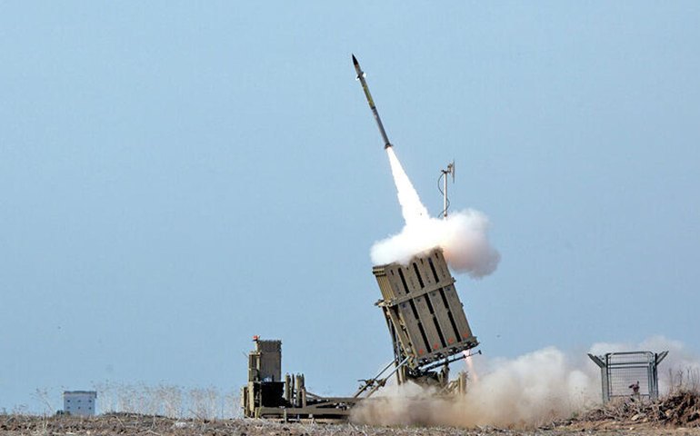 Ataques iranianos driblam defesa antiaérea de Israel, aponta revista