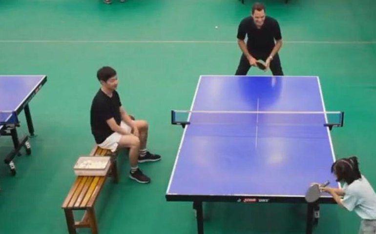 Chinesa de 7 anos derrota Roger Federer no tênis de mesa e tira onda com vitória