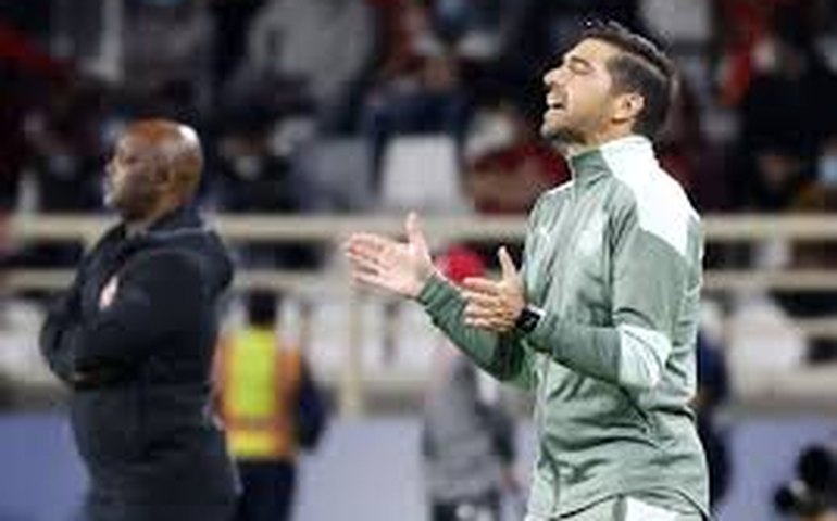 Abel Ferreira é suspenso por 2 jogos por gesto obsceno e deve desfalcar Palmeiras no Brasileiro