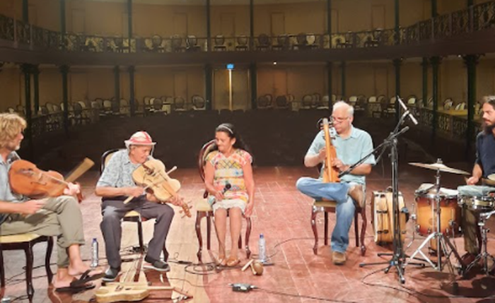 Encontro da música tradicional brasileira com a improvisação livre Encontro da música tradicional brasileira com a improvisação livre