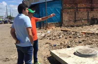 Prefeito Rui Palmeira vistoria serviços de drenagem no Mercado da Produção