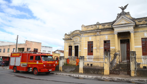 Prédio histórico do Grupo Escolar Silvio Romero é atingido por incêndio