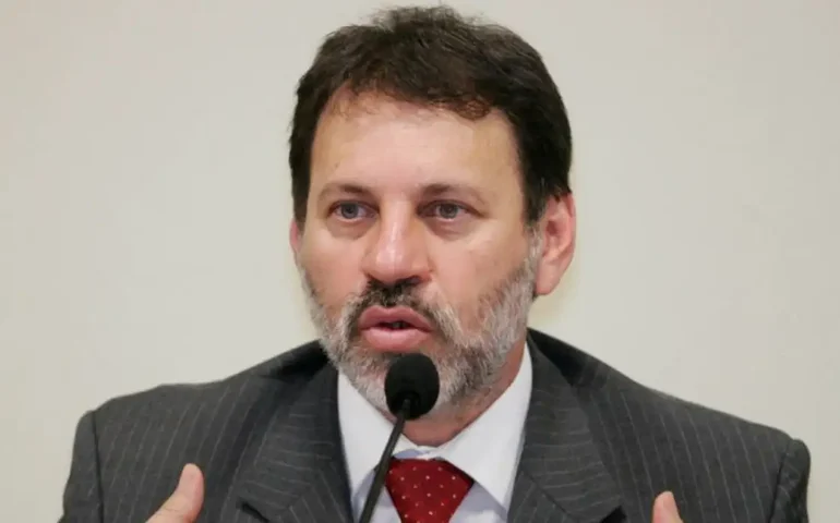 Alvo do Mensalão e da Lava-Jato, Delúbio segue José Dirceu e vai buscar vaga na Câmara em 2026