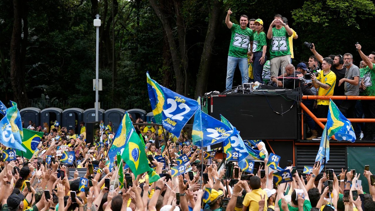 Flávio afirma que país 'está sem presidente' enquanto bolsonaristas negam interferência dos EUA