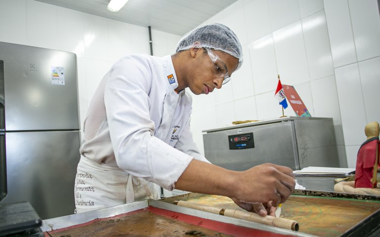 Aluno do Acessuas Trabalho se prepara para Olimpíada Nacional de Padaria