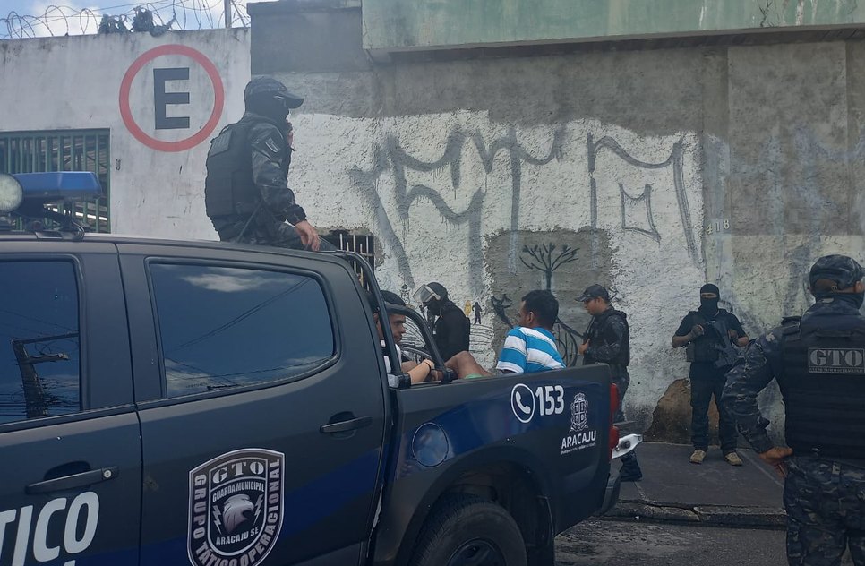 Suspeitos de tráfico de drogas durante operação em prédio abandonado no Centro de Aracaju
