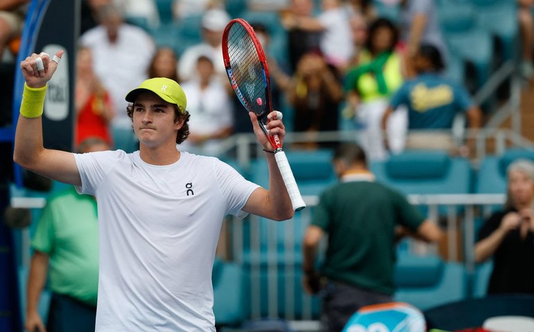 João Fonseca avança à 3ª rodada em Miami após bater tenista francês