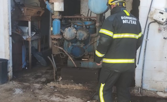 Bombeiro durante inspeção na fábrica de gelo, em Marechal Deodoro