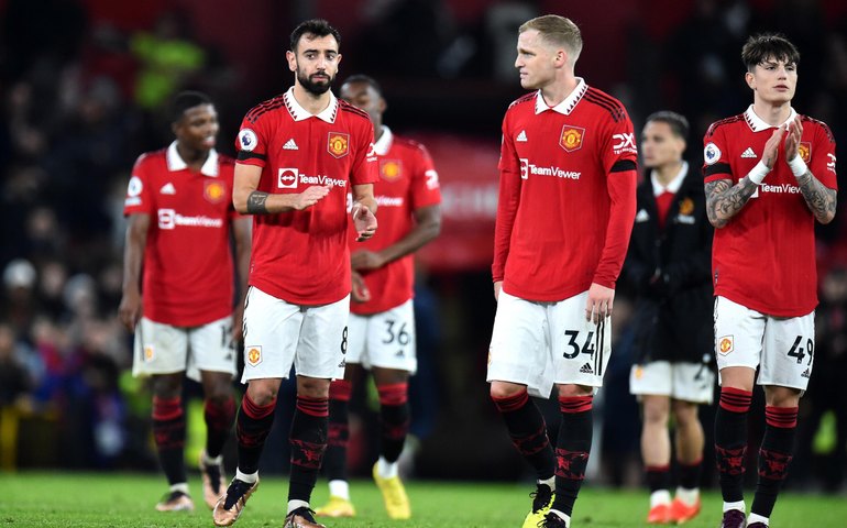 Manchester United ganha fácil do Nothingham e encosta no G-4 do Campeonato Inglês