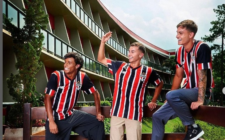 São Paulo lança novo uniforme e oficializa casa de apostas como patrocinador máster