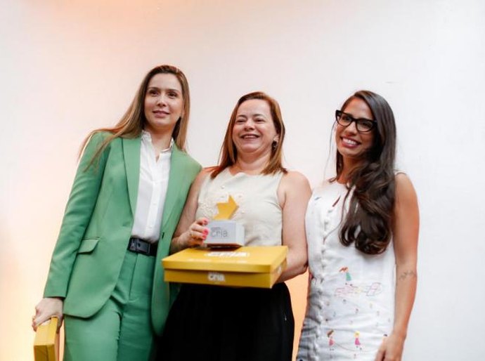 Conselheira Renata Calheiros recebe prêmio Personalidade Destaque do Prêmio Cria