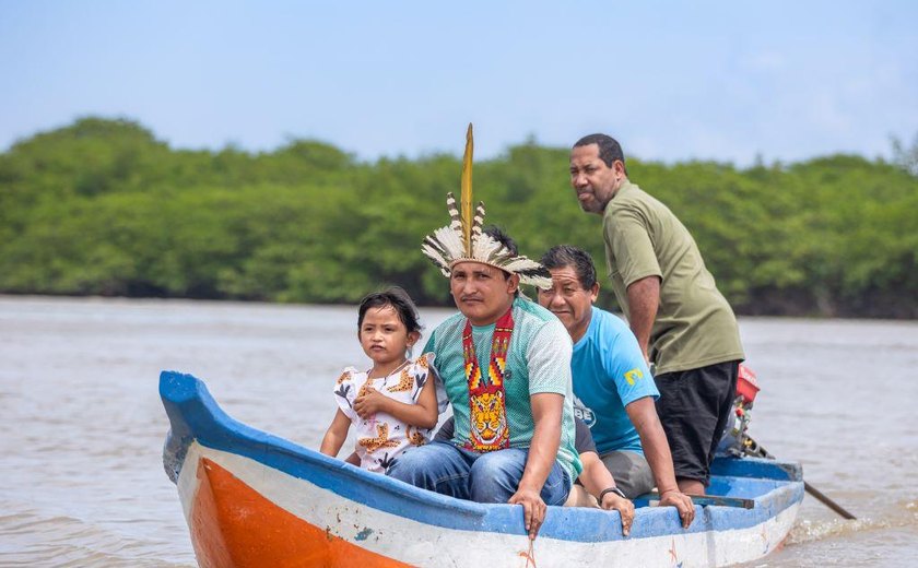 Indígenas Warao recebem barco da Prefeitura para reconstruírem suas vidas através da pesca