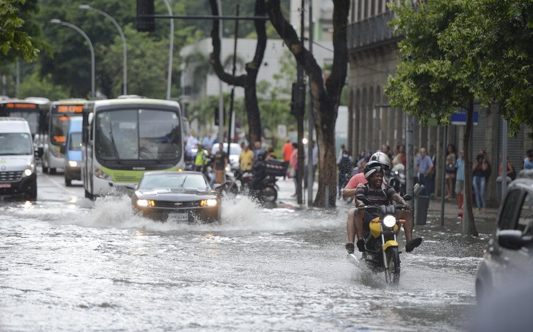 Chuva forte no Rio provoca quedas de árvores e interdições; veja a previsão para sábado (13)