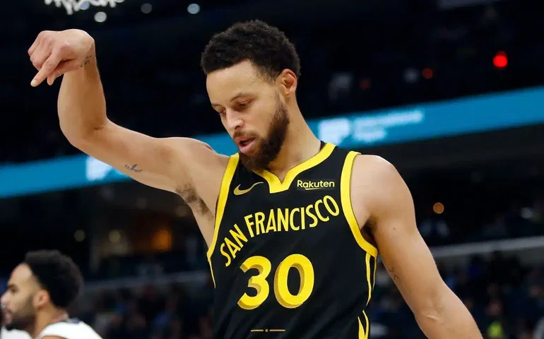 Auxiliar é internado em emergência e NBA adia jogo entre Warriors e Jazz