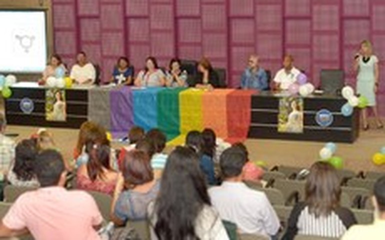 Irmão de Heloísa Helena é expulso de debate após agredir candidato Elias Barros