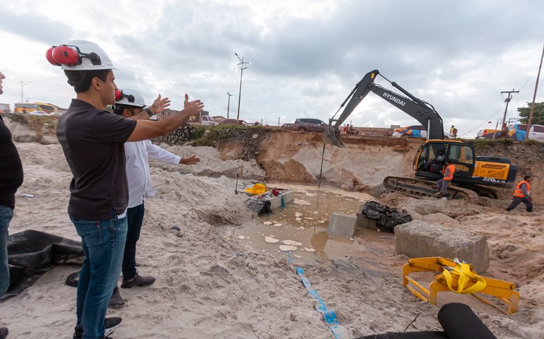 Prefeito JHC atende demanda histórica e autoriza contenção marítima da Praia do Sobral