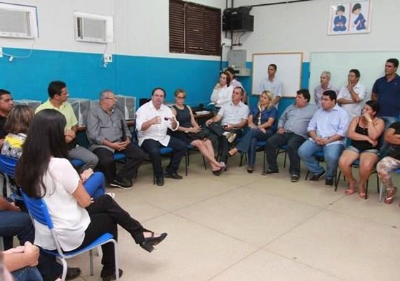 Luciano Barbosa debate educação com comunidade escolar de Palmeira dos Índios