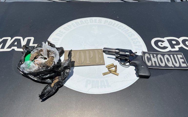 Polícia Militar apreende drogas e arma de fogo em área de mata no Aldebaran