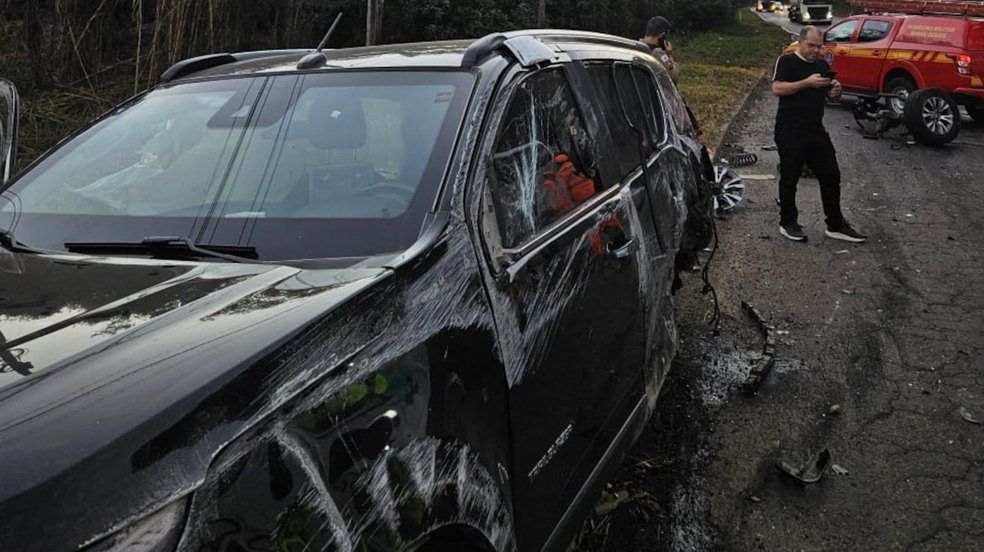 Cantor Fabiano Menotti sofre acidente de carro na BR-040, em Juiz de Fora