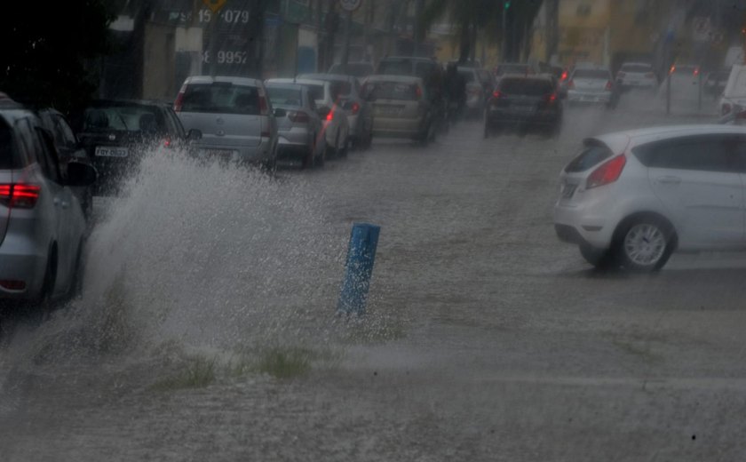 Chuva forte alaga ruas de Lisboa e de outras regiões de Portugal; veja vídeos