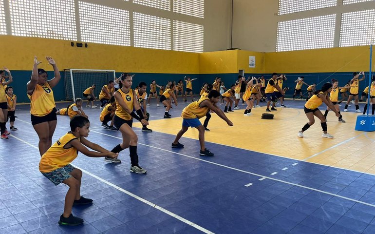 Projeto Viva Vôlei transforma vidas de crianças e adolescentes no Jacintinho