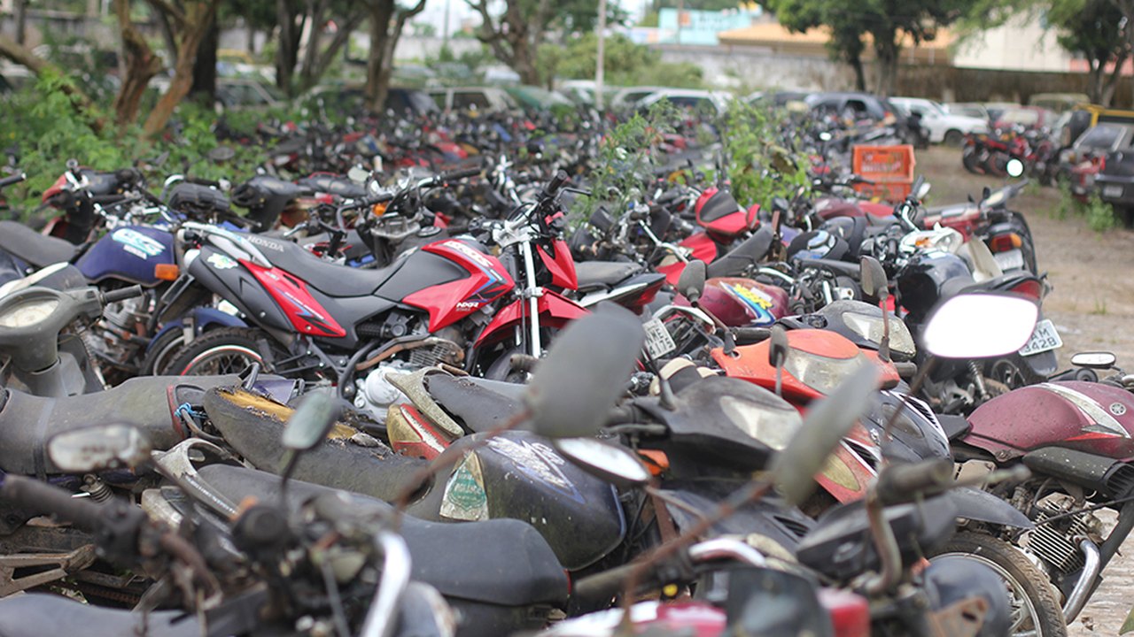Motocicletas apreendidas são retiradas do pátio do 3º BPM de Arapiraca